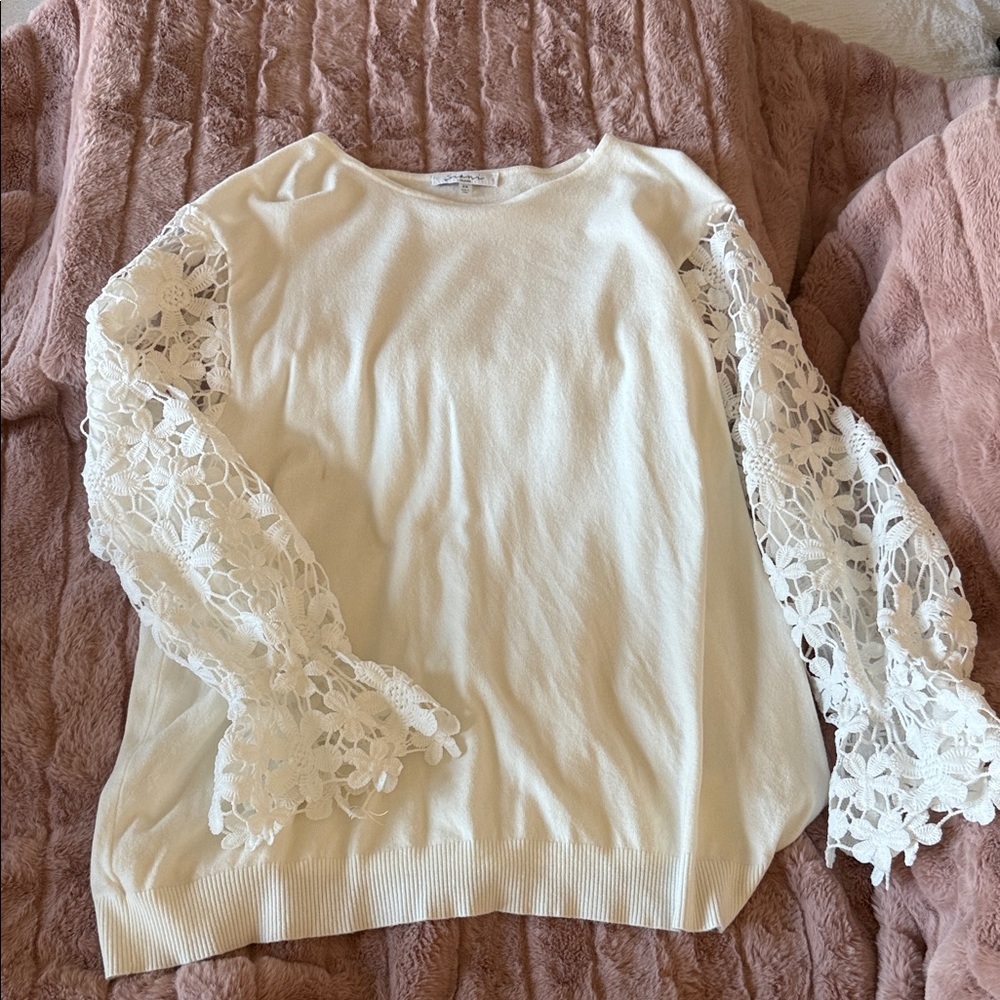 Sioni Cream Top with Lace Sleeves